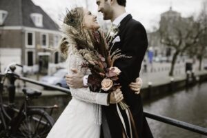 Portfolio Bruiloft D&M - Stel op Brug in Amsterdam