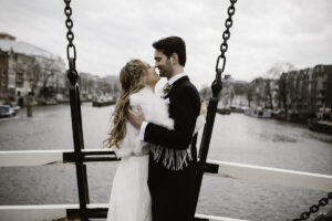 Portfolio Bruiloft D&M - Samen op Brug in Amsterdam