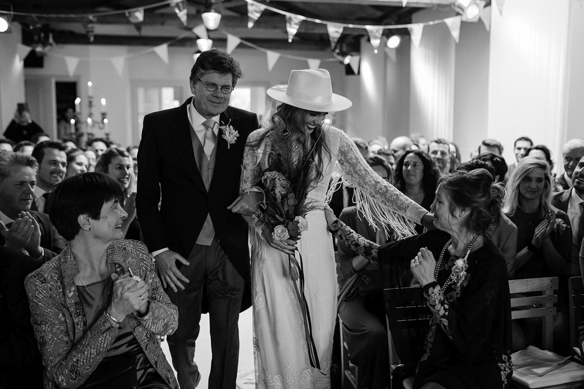 entree bruid tijdens trouwceremonie