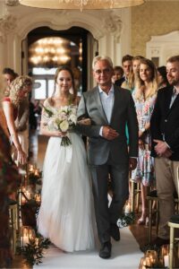 Bruid entree ceremonie entree vader met bruid