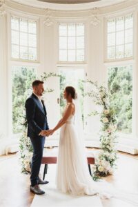 Bruidspaar ceremonie ceremonie bruid en bruidegom