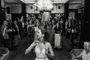 bruidsboeket gooien bruid gooit boeket