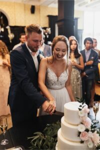 bruidspaar taart taart aansnijden