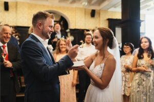 bruidspaar taart taart eten bruidspaar