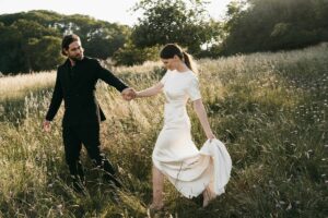 bruidspaar in het veld