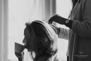 bruid klaarmaken haar en make-up