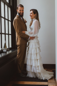 bruidspaar hotelgang