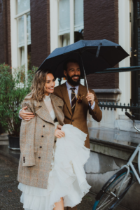 bruidspaar in regen amsterdam